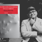 Un tío con una bolsa en la cabeza